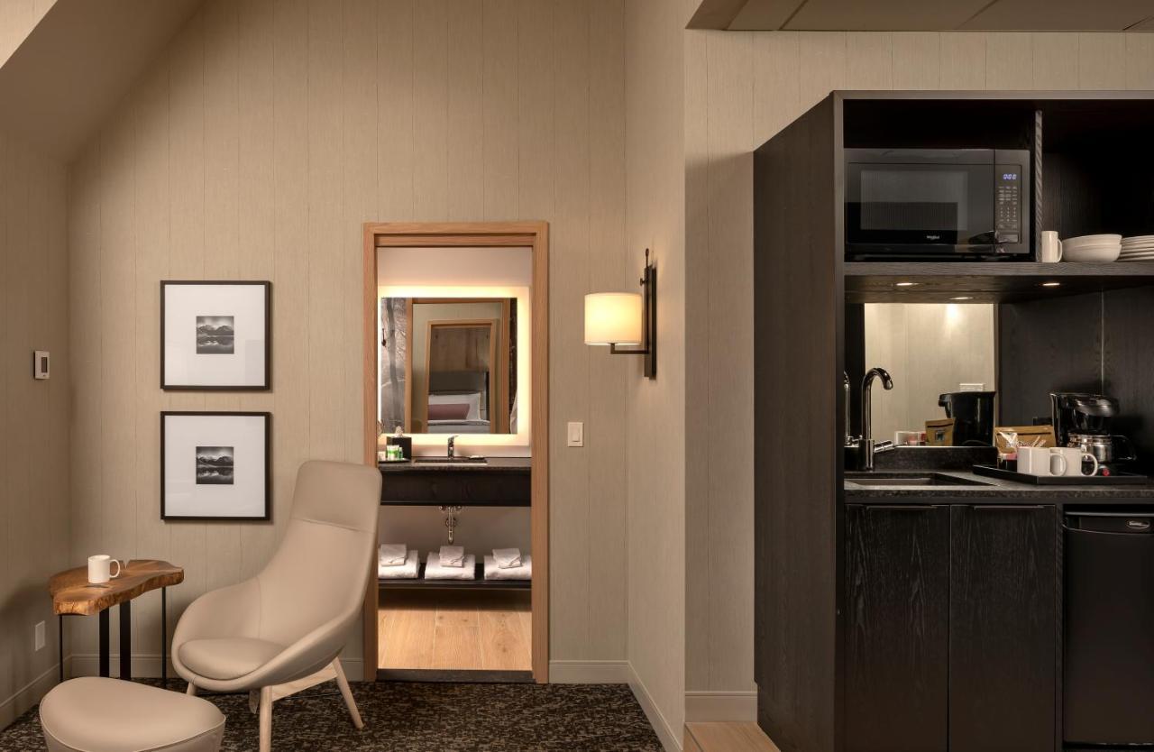 Peaks Hotel And Suites Банфф Екстер'єр фото