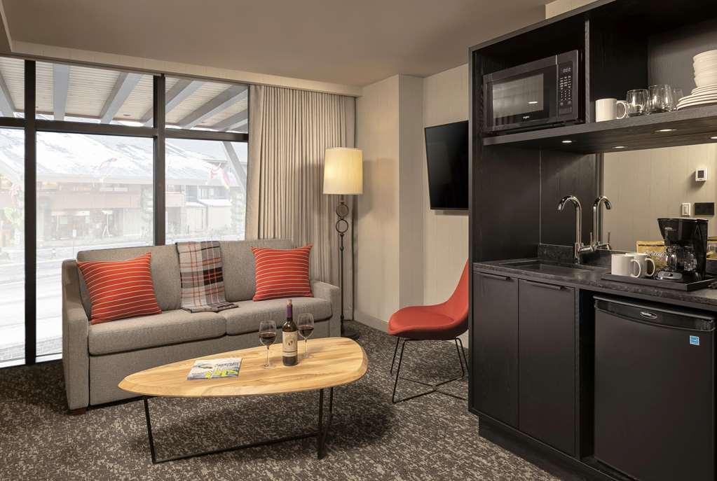 Peaks Hotel And Suites Банфф Номер фото