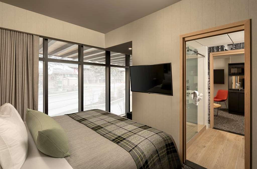 Peaks Hotel And Suites Банфф Номер фото